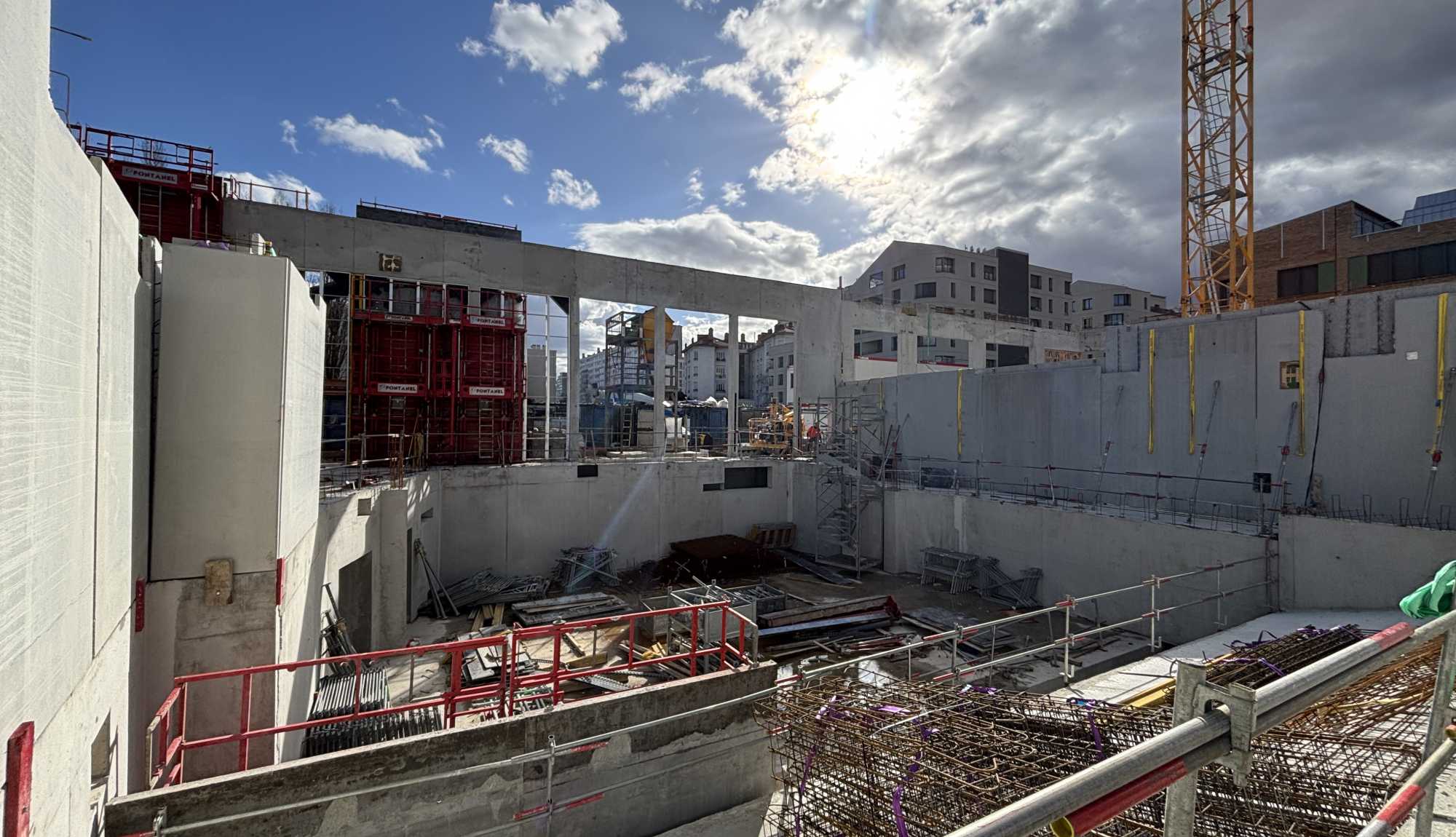 Gratte-ciel Villeurbanne collectif participatif vue ciel cinema lyon Tiers-lieu beton de chanvre BREAM HQE Bas carbone