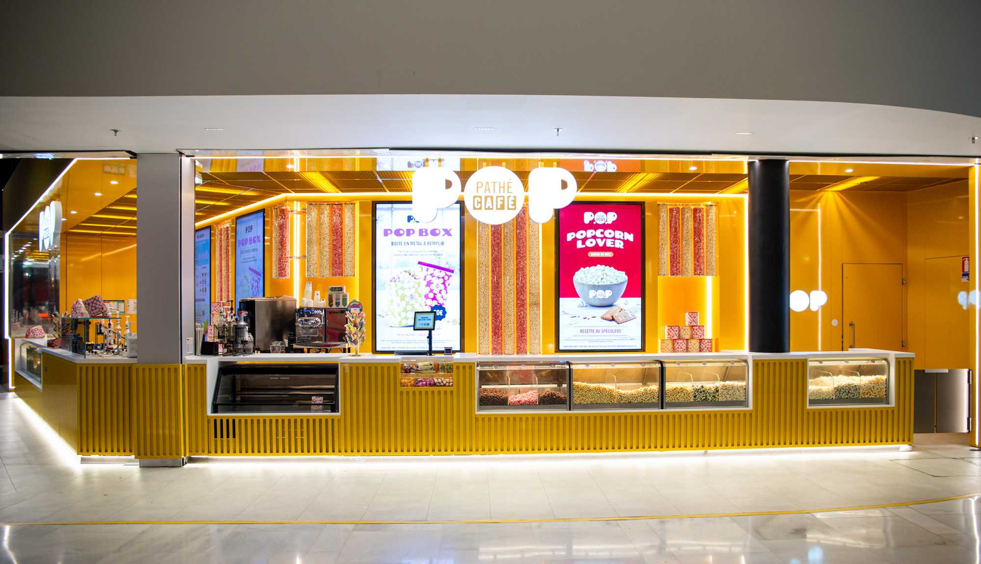 fay-architectes-pathe-cinema-cafe-pop-senart-comptoir cinéma architecture intérieure jaune