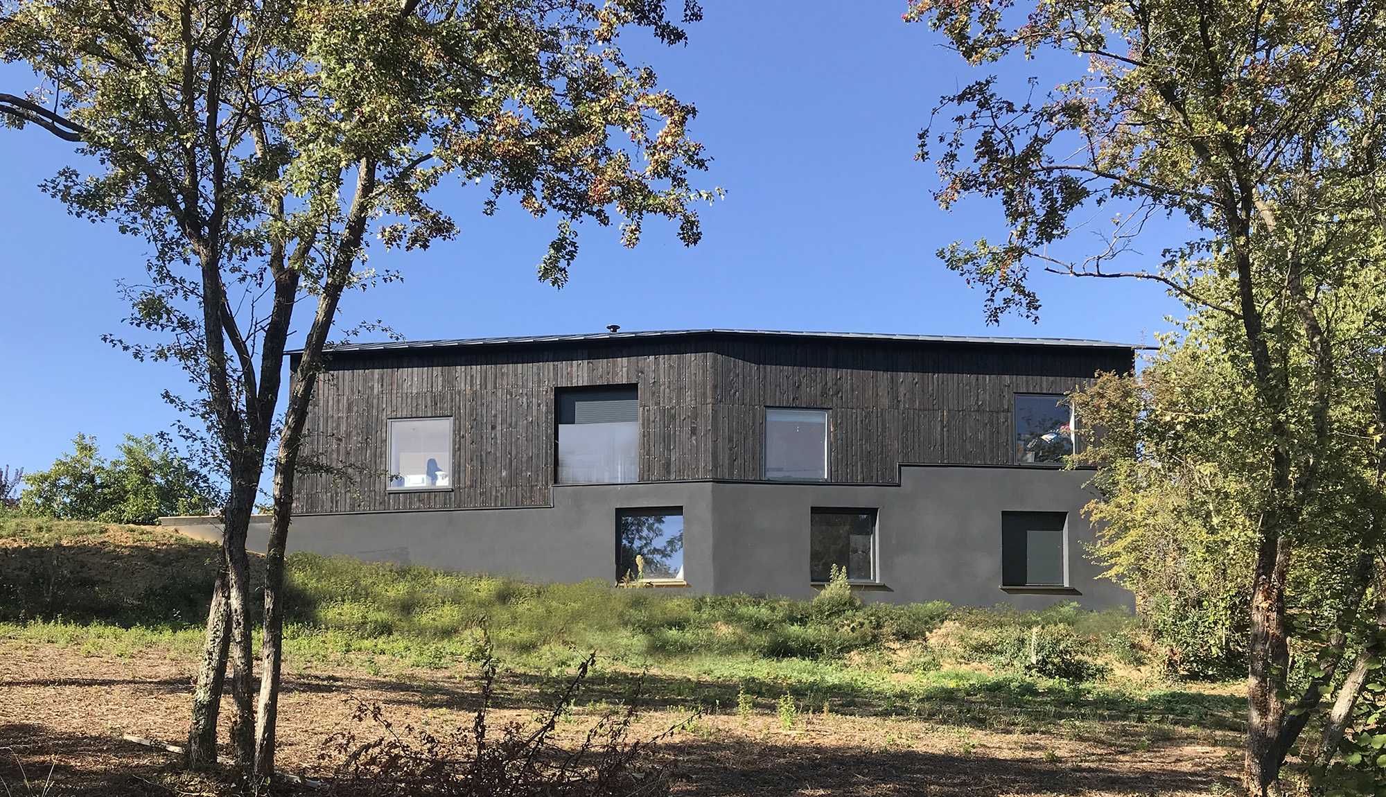 FAY ARCHITECTES - Maison individuelle, Construction neuve en bois brûlé à Chasselay.