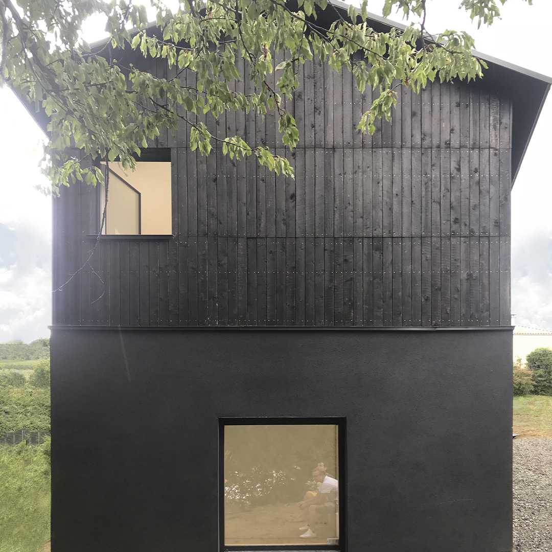 FAY ARCHITECTES - Maison individuelle, Construction neuve en bois brûlé à Chasselay.